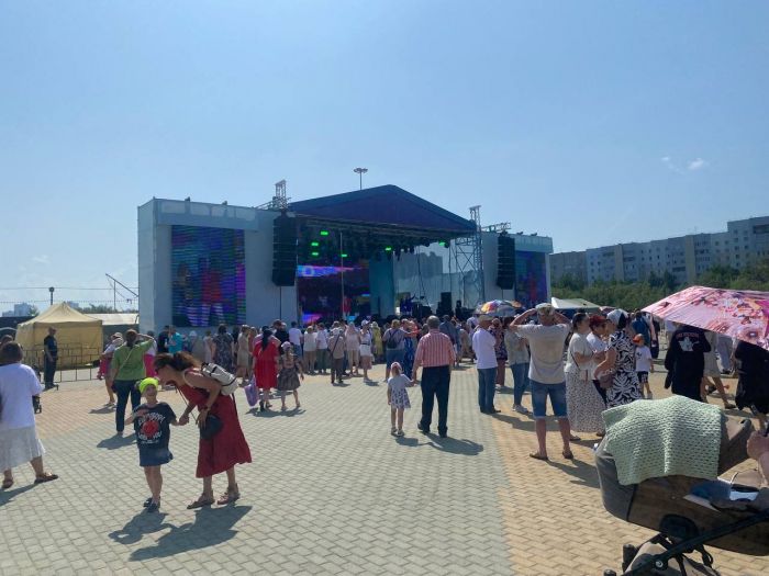 ​Сургут празднует: на Центральной площади звучит музыка, вручают награды и поют «Трава у дома» // ВИДЕОФАКТ