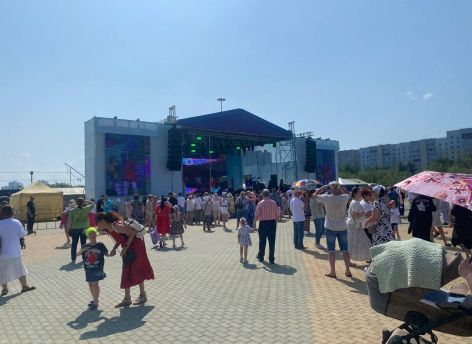 ​Сургут празднует: на Центральной площади звучит музыка, вручают награды и поют «Трава у дома» // ВИДЕОФАКТ