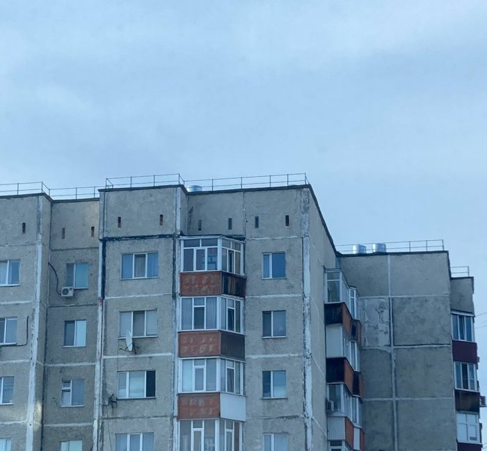 В Сургуте молодая девушка выпала из окна и погибла