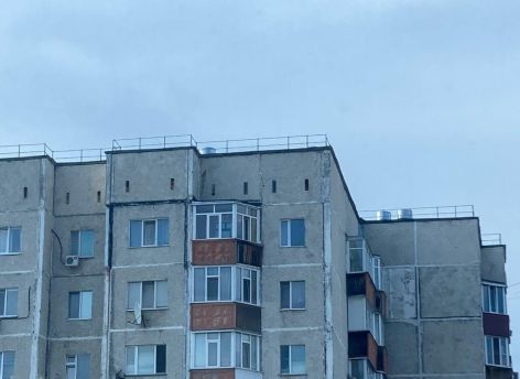 В Сургуте молодая девушка выпала из окна и погибла