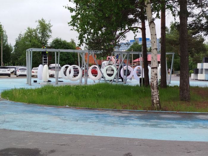 В Сургуте снова появились кольца-качели за зданием ЗАГСа // ФОТОФАКТ