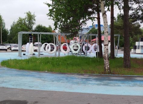 В Сургуте снова появились кольца-качели за зданием ЗАГСа // ФОТОФАКТ