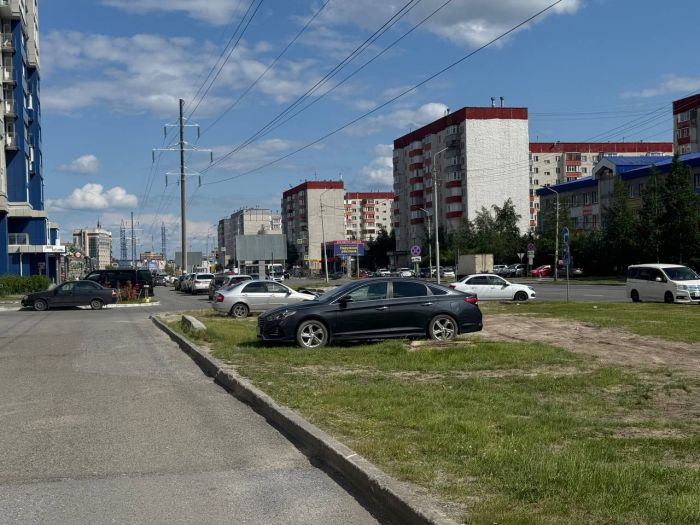 В Сургуте пересмотрели правила парковки на газонах