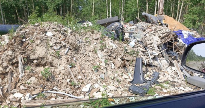 ​Мусорные горы на улице Глухова: в Сургуте образовалась несанкционированная свалка