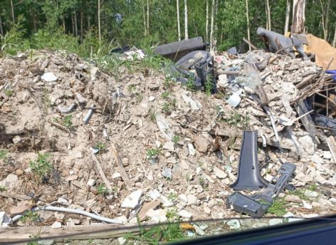 ​Мусорные горы на улице Глухова: в Сургуте образовалась несанкционированная свалка