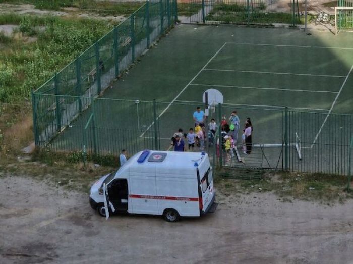 В Мегионе на восьмилетнего ребенка упали футбольные ворота