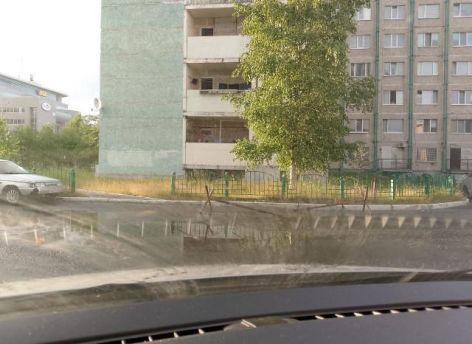 Жители Сургута установили «ежи», чтобы защитить двор от чужих машин