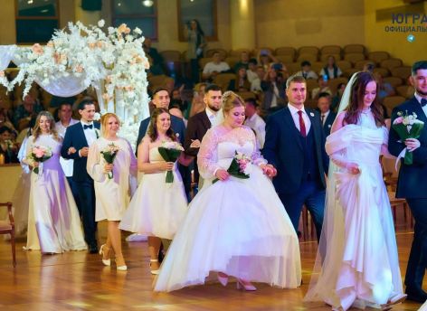 В Ханты-Мансийске прошла массовая церемония бракосочетания