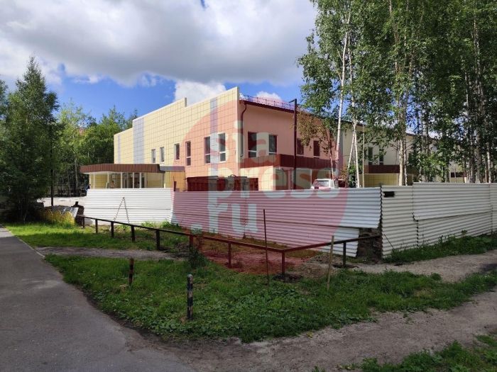 ​В Сургуте застройщика на улице Дзержинского обвинили в захвате придомовой территории