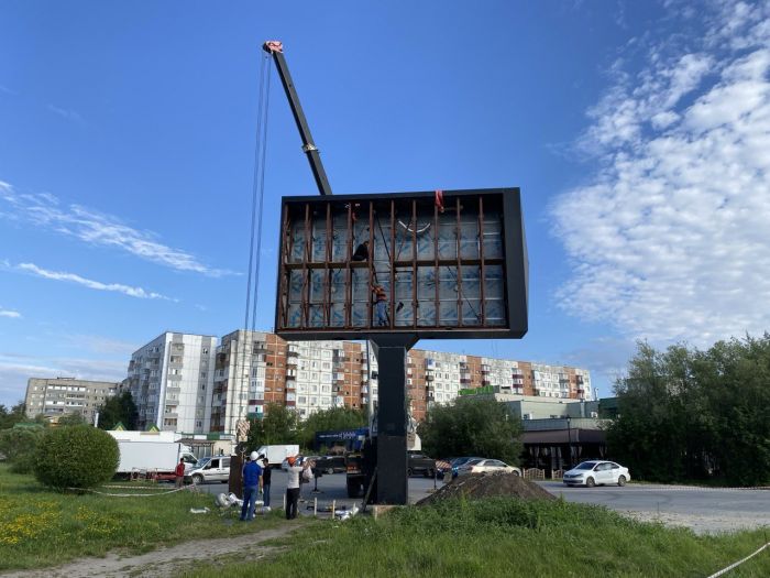 ​У Центрального рынка в Сургуте убирают многолетний медиаэкран