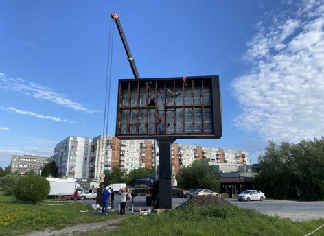 ​У Центрального рынка в Сургуте убирают многолетний медиаэкран