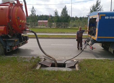 ​На улице Крылова в Сургуте очищают ливневку