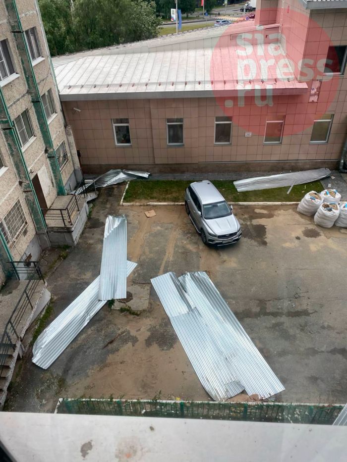 ​Жители многоквартирного дома в Сургуте жалуются на ремонт кровли: профлисты летят с крыши, один едва не задел человека
