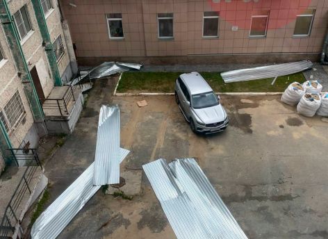 ​Жители многоквартирного дома в Сургуте жалуются на ремонт кровли: профлисты летят с крыши, один едва не задел человека