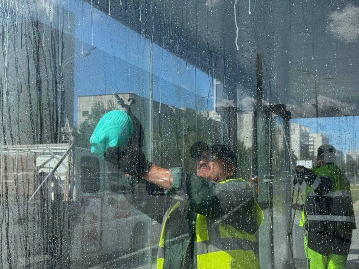 ​Сургутянам рассказали, как и кто следит за чистотой остановок: уборка − ежедневно, мойка − по графику и заявкам