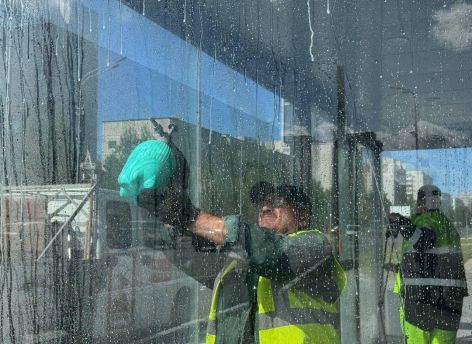 ​Сургутянам рассказали, как и кто следит за чистотой остановок: уборка − ежедневно, мойка − по графику и заявкам