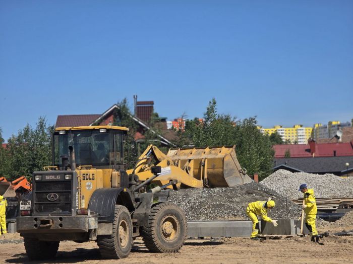 Большая парковка у поликлиники в 37 микрорайоне Сургута готова более чем на половину