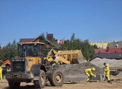 Большая парковка у поликлиники в 37 микрорайоне Сургута готова более чем на половину