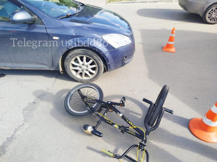 ​В Мегионе ребенок на велосипеде попал под колеса иномарки