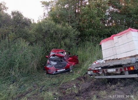 ​Под Тобольском грузовик смял легковушку – отец погиб, двое детей в больнице