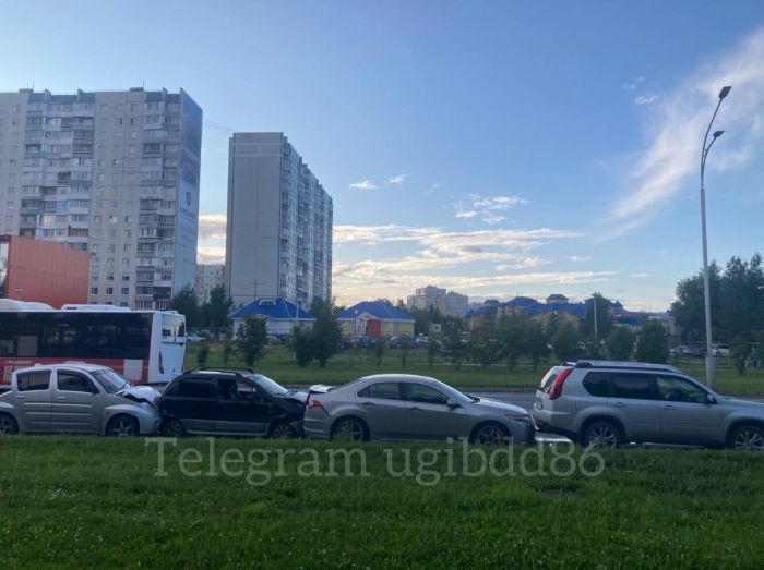 ​В Нижневартовске водитель устроила цепное ДТП с четырьмя машинами