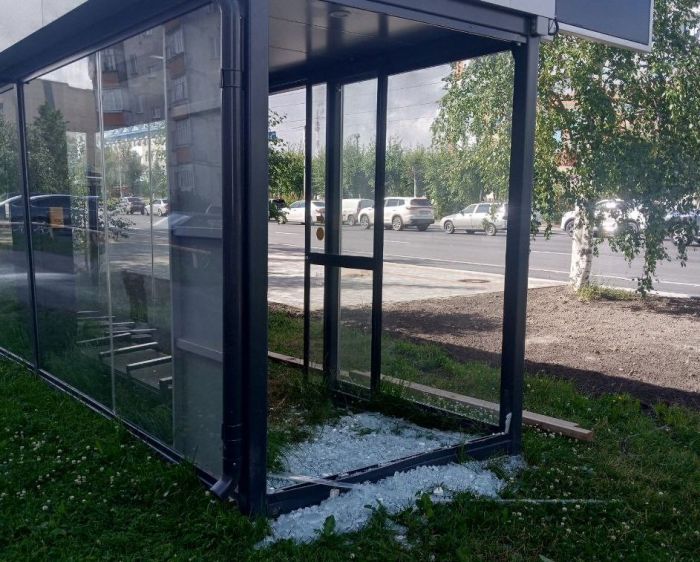 ​Не дожила до установки: в Сургуте повредили новую остановку