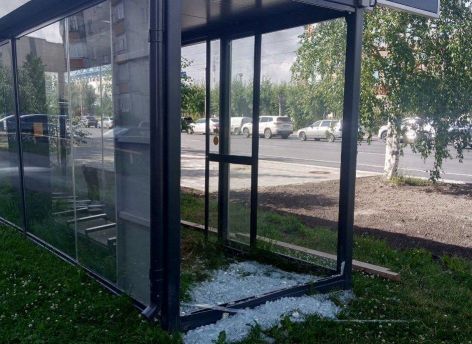 ​Не дожила до установки: в Сургуте повредили новую остановку