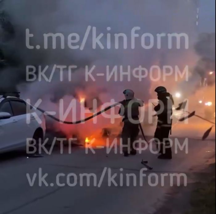 ​Ночной пожар в Сургуте: на улице Университетской сгорели два автомобиля