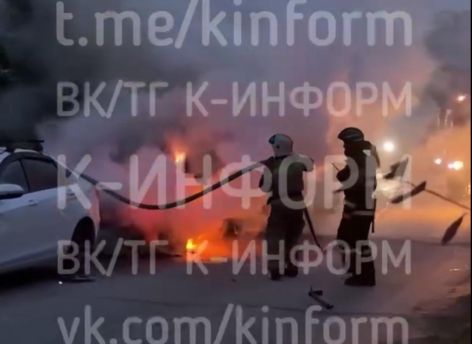 ​Ночной пожар в Сургуте: на улице Университетской сгорели два автомобиля