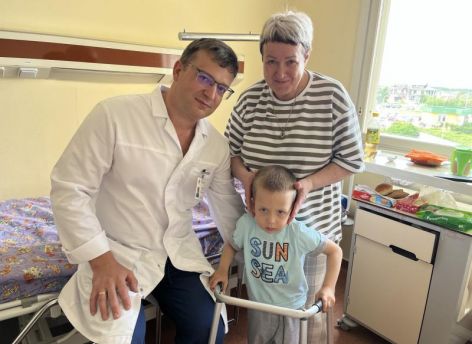 В Нижневартовске мальчик с тяжелой косолапостью начал уверенно ходить