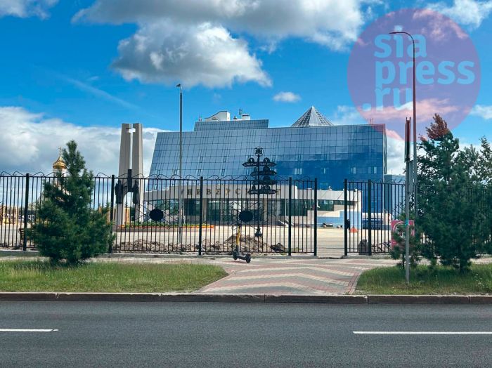 ​Вокруг главного корпуса СурГУ установили высокий забор