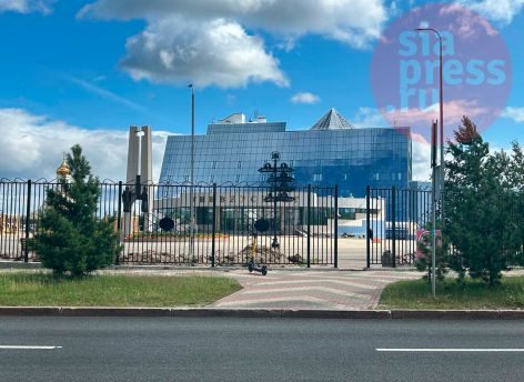 ​Вокруг главного корпуса СурГУ установили высокий забор