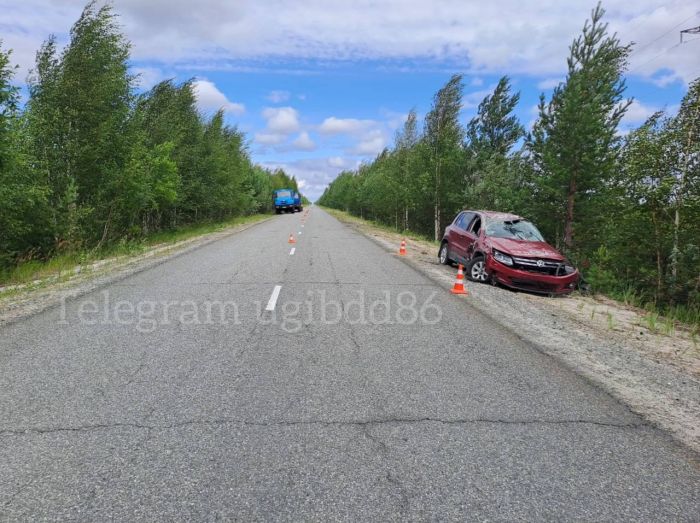 ​Легковушка столкнулась с КАМАЗом и перевернулась под Сургутом
