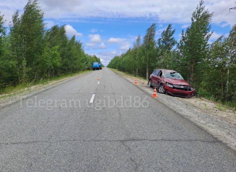 ​Легковушка столкнулась с КАМАЗом и перевернулась под Сургутом