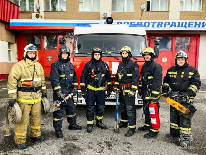 ​В Сургуте пожарные вынесли из огня двух кошек