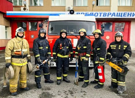 ​В Сургуте пожарные вынесли из огня двух кошек