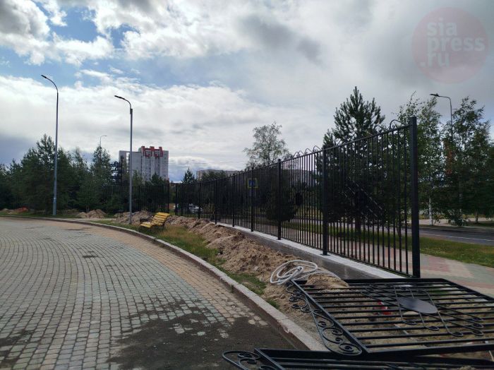 ​Забор СурГУ нужен. Так давайте сделаем из него высокохудожественное произведение
