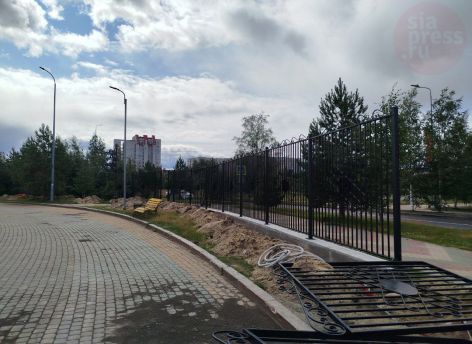 Забор СурГУ нужен. Так давайте сделаем из него высокохудожественное произведение