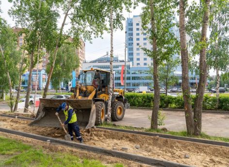 В Сургуте в рамках дорожной кампании также обновляют тротуары