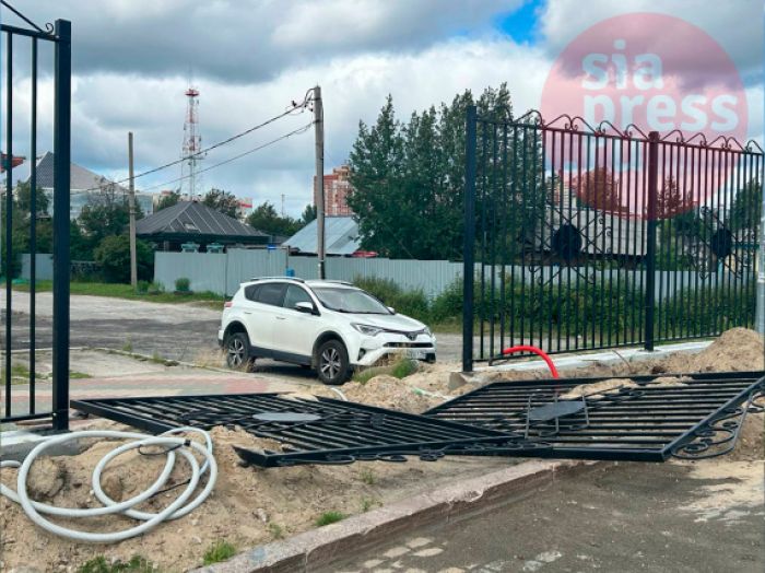 Городская власть взялась за общественные пространства, а другие убивают эти пространства заборами