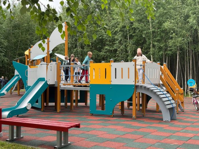 На улице Каролинского в Сургуте после ремонта открыта детская площадка
