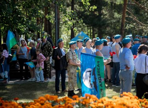 ​Цветы и минута молчания: в Сургуте отметили день ВДВ