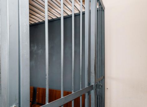 ​Свобода длилась 24 дня: югорчанка ударила подругу ножом и вернулась за решетку