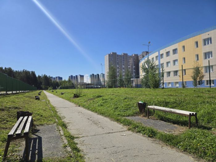 ​Тротуар поднимут, бордюры уложат: в Сургуте обустроят маршрут к школе №9