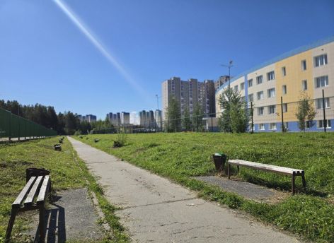 ​Тротуар поднимут, бордюры уложат: в Сургуте обустроят маршрут к школе №9