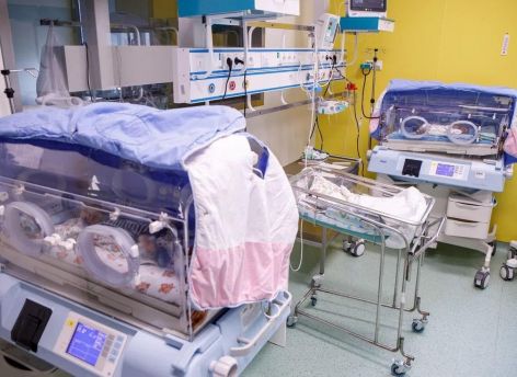 Первая тройня родилась в Сургуте в этом году — женщину срочно оперировали на 32-й неделе беременности