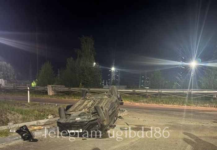 ​В Сургутском районе опрокинулась легковушка, есть пострадавшие