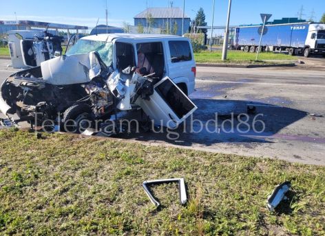 Водитель «УАЗ» протаранил два авто в Нижневартовске ‒ трое в больнице