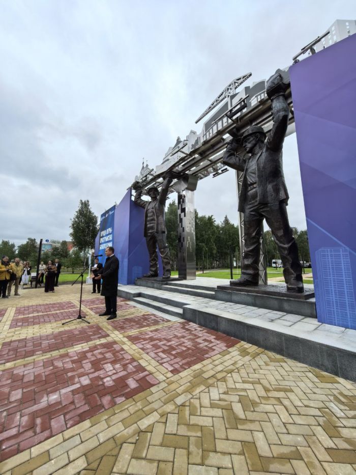 В Сургуте открыли памятник строителям и обсудили архитектурное будущее Югры