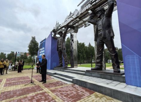 В Сургуте открыли памятник строителям и обсудили архитектурное будущее Югры